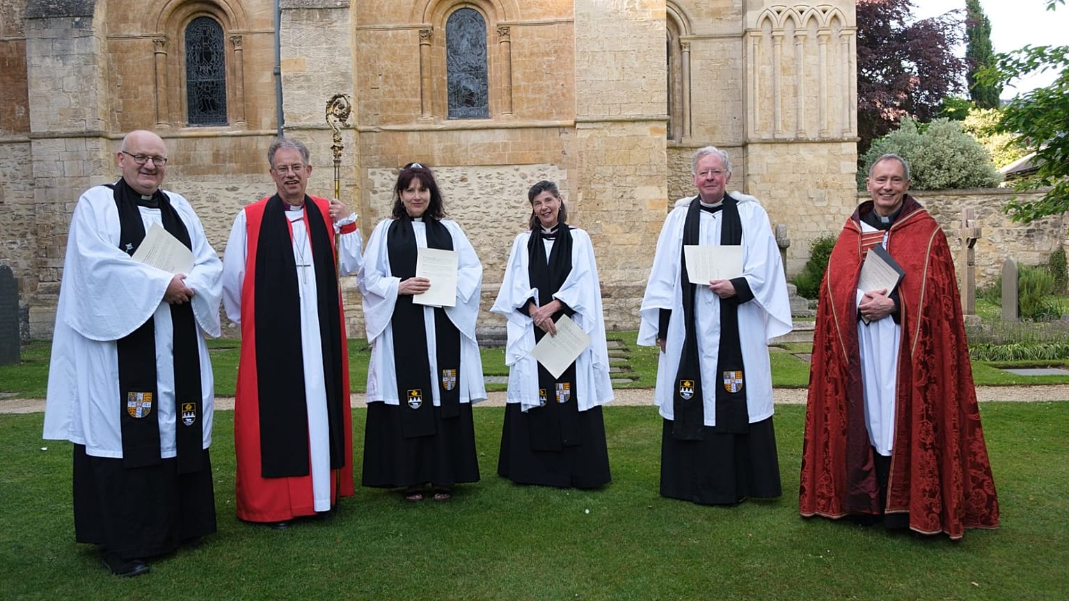 Honorary Canon candidates stand with the Bishop of Oxford and Archdeacon of Oxford.