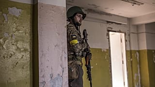 Çatışmalarda siper alan bir Ukrayna askeri 