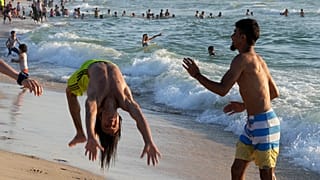 تجمع العائلات على شاطئ البحر في غزة - أرشيف