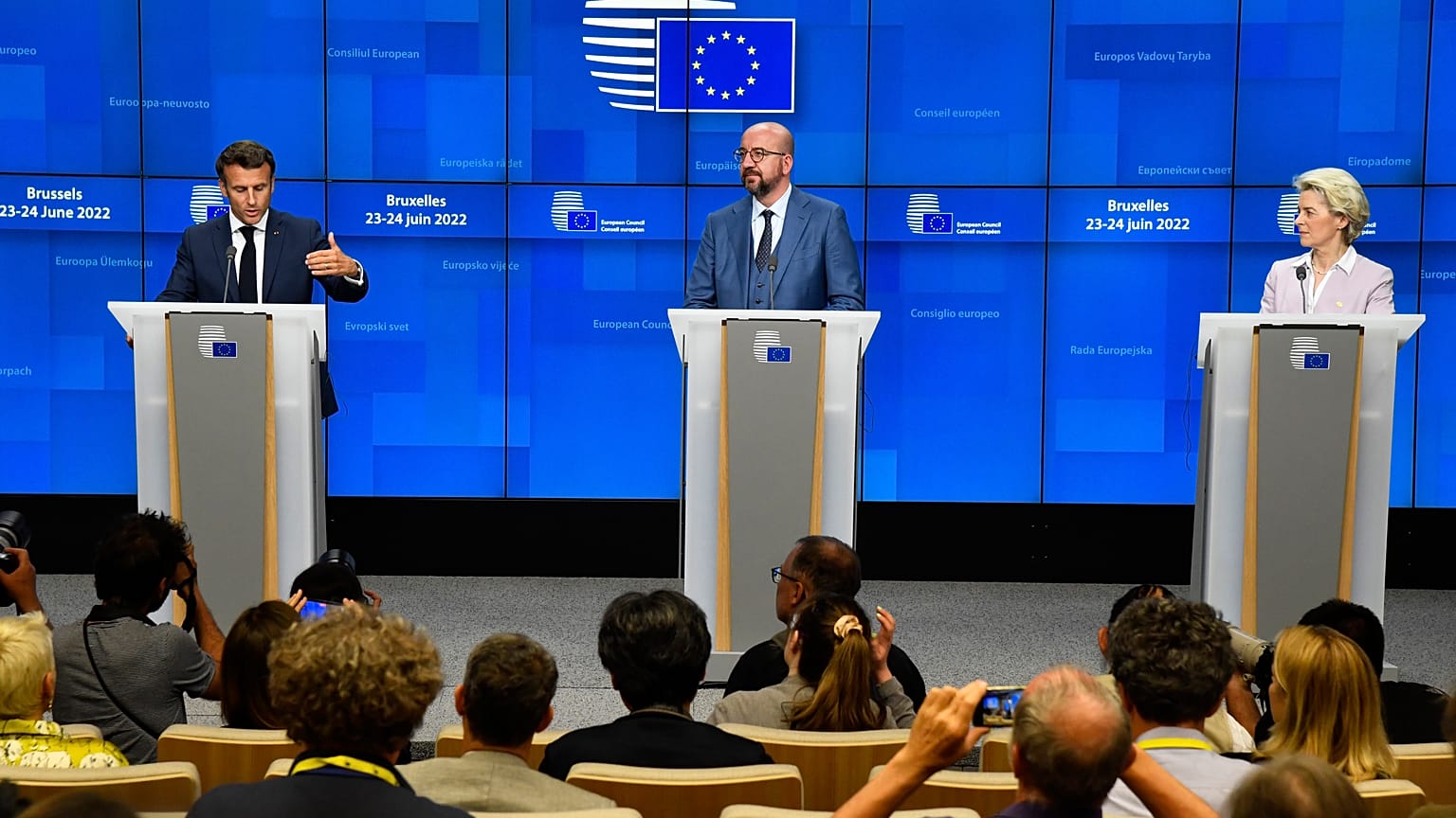 Статус кандидата предоставлен Украине и Молдавии