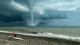 Водяной смерч на сочинском пляже