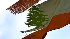 العلم اللبناني وهو ممزق