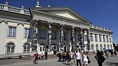 Sorok állnak a kasseli kiállítás bejáratánál, a Fridericianum múzeum előtt