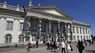 Sorok állnak a kasseli kiállítás bejáratánál, a Fridericianum múzeum előtt