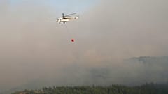 Πυροσβεστικό ελεικόπτερο επιχειρεί στη μεγάλη φωτιά στη Μαρμαρίδα της δυτικής Τουρκίας