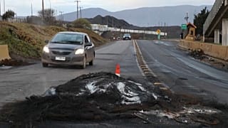 Restos de la protestas de los trabajadores de la fundidora de Ventanas en la bahía de Quintero-Puchuncaví