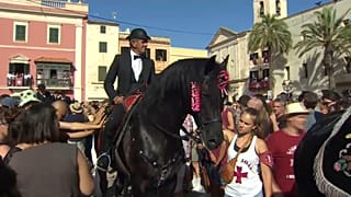 Imagen de un junete paseando por la Plaça de Sant Joan durante las fiestas de Sant Joan en Ciutadella, Menorca