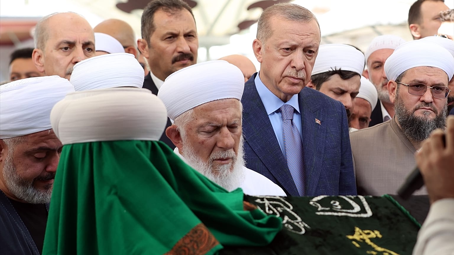 Mahmut Ustaosmanoğlu son yolculuğuna uğurlandı. Ustaosmanoğlu'nun cenaze törenine Erdoğan da katıldı