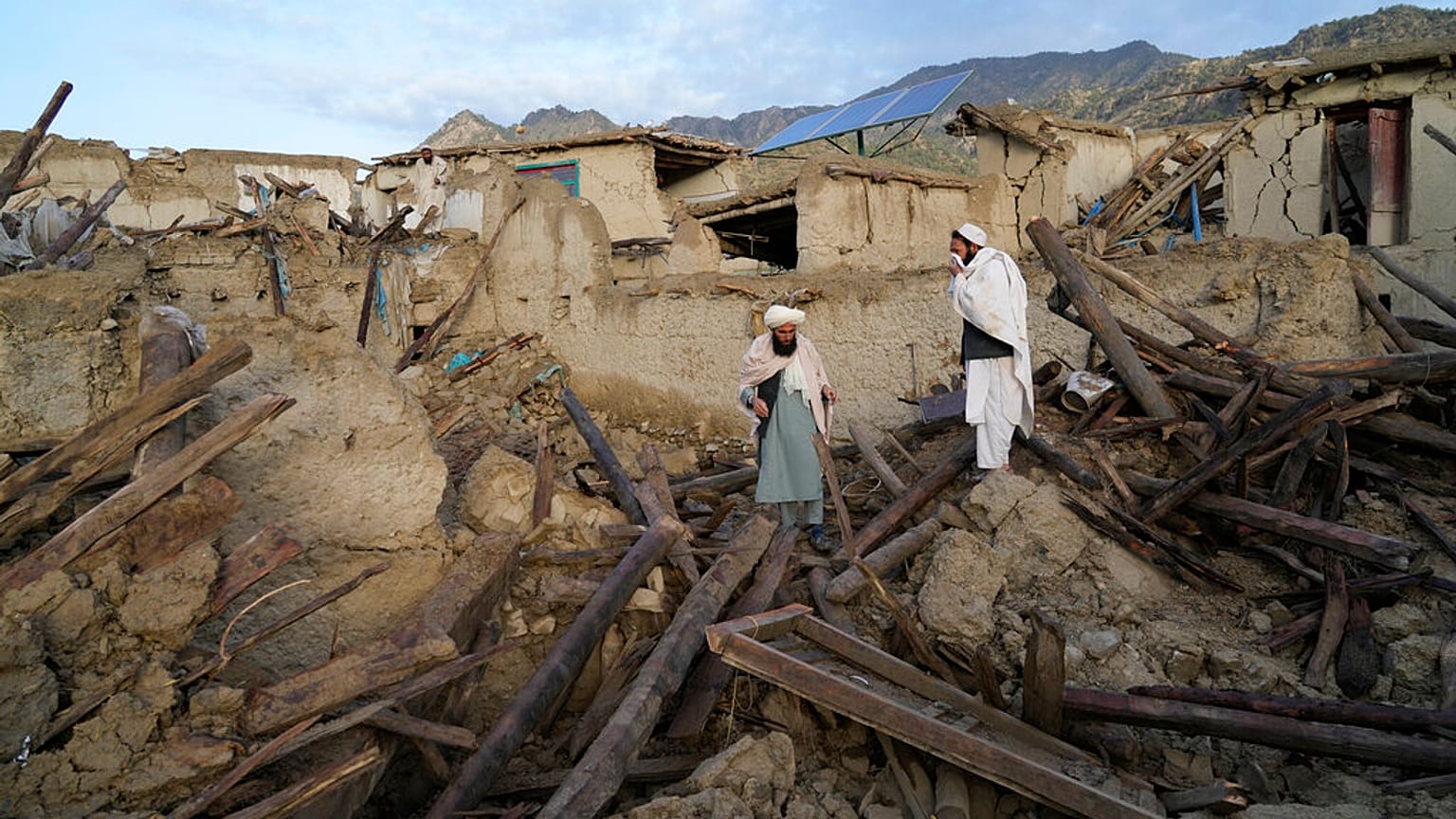 la distruzione dopo il terremoto nel villaggio di Gayan, nella provincia di Paktika, in Afghanistan, giovedì 23 giugno 2022. 