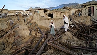 la distruzione dopo il terremoto nel villaggio di Gayan, nella provincia di Paktika, in Afghanistan, giovedì 23 giugno 2022. 