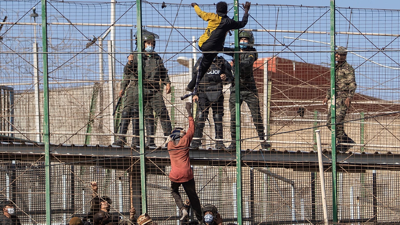 Alrededor de 2 000 migrantes intentaron saltar la valla fronteriza entre Marruecos y Melilla