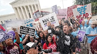 Ativistas antiaborto celebram fim da garantia Roe vs. Wade junto ao Supremo Tribunal dos EUA, em Washington