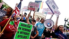 Menschen protestieren am Freitag, dem 24. Juni 2022, vor dem Obersten Gerichtshof in Washington gegen das Abtreibungsverbot.