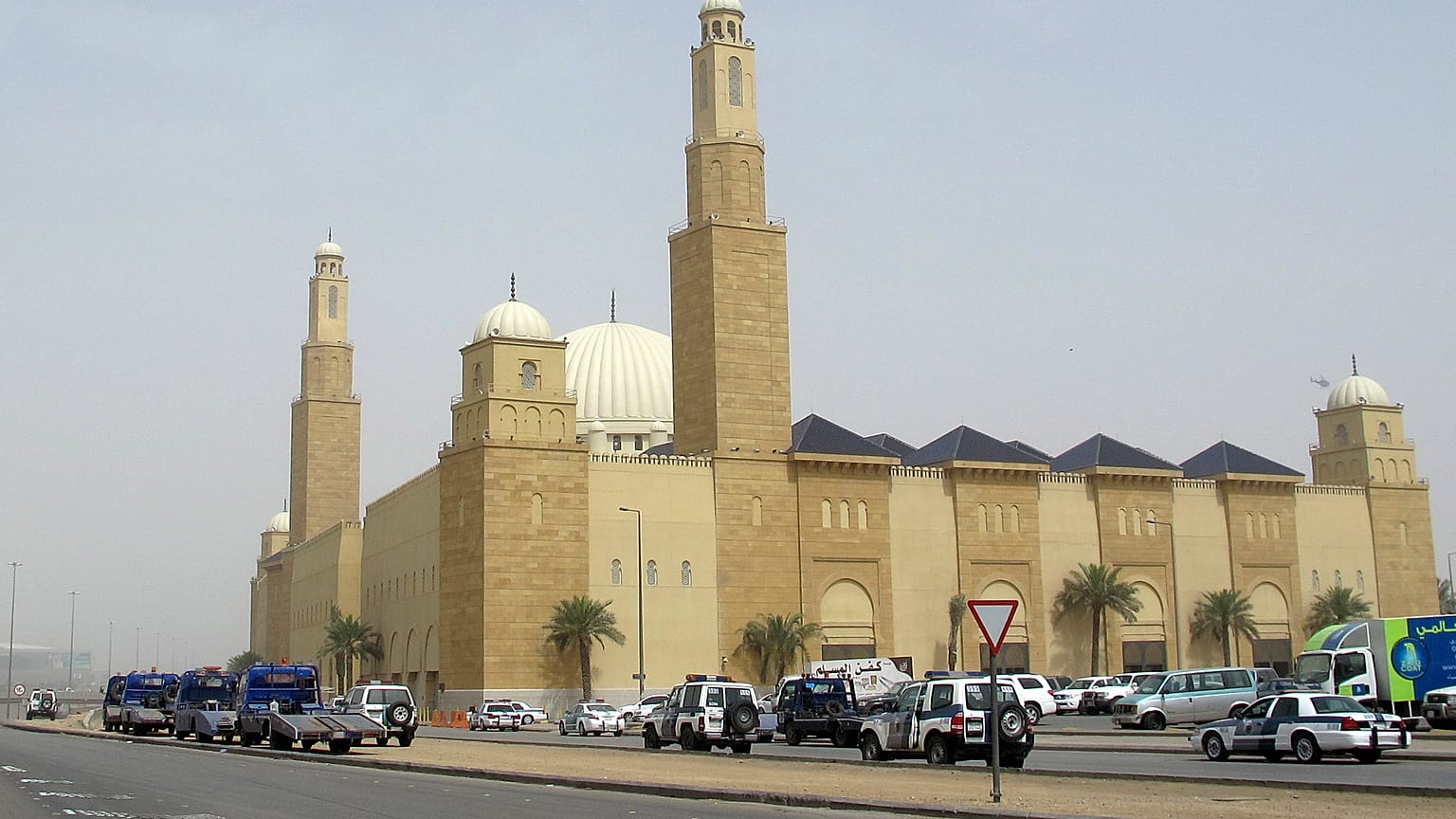 رجال أمن سعوديون يقفون خارج مسجد الراجحي حيث كان من المتوقع أن تنطلق مظاهرة في الرياض المملكة العربية السعودية الجمعة 11 مارس 2011.