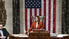 Nancy Pelosi, la présidente de la Chambre des représentants des États-Unis, après le vote de la loi pour limiter la violence par arme à feu, le 24 juin 2022 à Washington