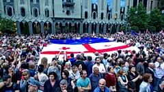 Zehntausende Menschen demonstrieren in Tiflis