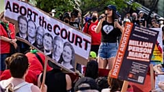 In den USA darf künftig jeder Bundesstaat selbst über das Abtreibungsrecht entscheiden.