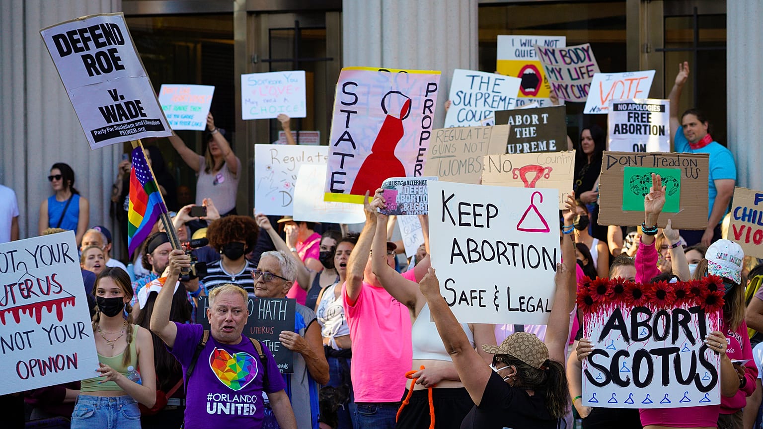 Manifestantes celebraron una concentración frente al Palacio de Justicia, el 24 de junio de 2022 en el centro de la ciudad de San Diego, California. 