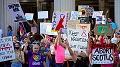 Manifestantes celebraron una concentración frente al Palacio de Justicia, el 24 de junio de 2022 en el centro de la ciudad de San Diego, California. 