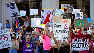 Manifestantes celebraron una concentración frente al Palacio de Justicia, el 24 de junio de 2022 en el centro de la ciudad de San Diego, California.