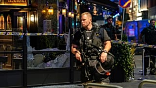 La policía en el lugar de un tiroteo masivo en Oslo, a primera hora del sábado 25 de junio de 2022. 