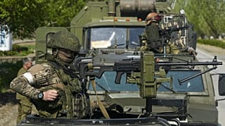 Orosz katonák Zaporizzsjában, az atomerőmű közelében