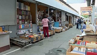 Une allée du marché aux livres de Petrivka, à Kiev, le 23 juin 2022.