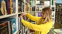 Eine Buchhändlerin in der Ukraine