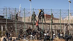 Migrantes escalan las vallas que separan el enclave español de Melilla de Marruecos en Melilla, España, el viernes 24 de junio de 2022