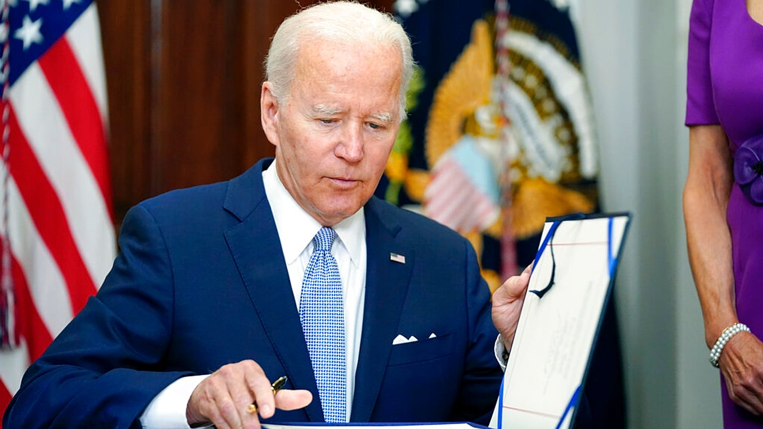 ABD Başkanı Joe Biden, ülkede son günlerde artan oranda meydana gelen ve çok sayıda kişinin yaşamını yitirmesine neden olan 'Silah Güvenliği Tasarısı'nı onayladı