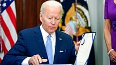 ABD Başkanı Joe Biden, ülkede son günlerde artan oranda meydana gelen ve çok sayıda kişinin yaşamını yitirmesine neden olan 'Silah Güvenliği Tasarısı'nı onayladı