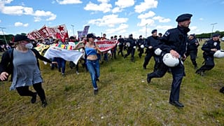 A rendőrség összecsap a tüntetőkkel Münchenben a G7 csúcstalálkozója előtt 2022. június 25-én