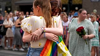 Scène de recueillement sur la scène de la fusillade survenue dans la nuit de vendredi à samedi dans le centre-ville d'Oslo, le 25 juin 2022.