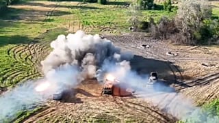 طائرات هليكوبتر مقاتلة من طراز Ka-52 تقصف في أوكرانيا. 