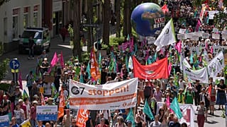 Tüntetők a 2022-es G-7 csúcstalálkozó helyszínén 