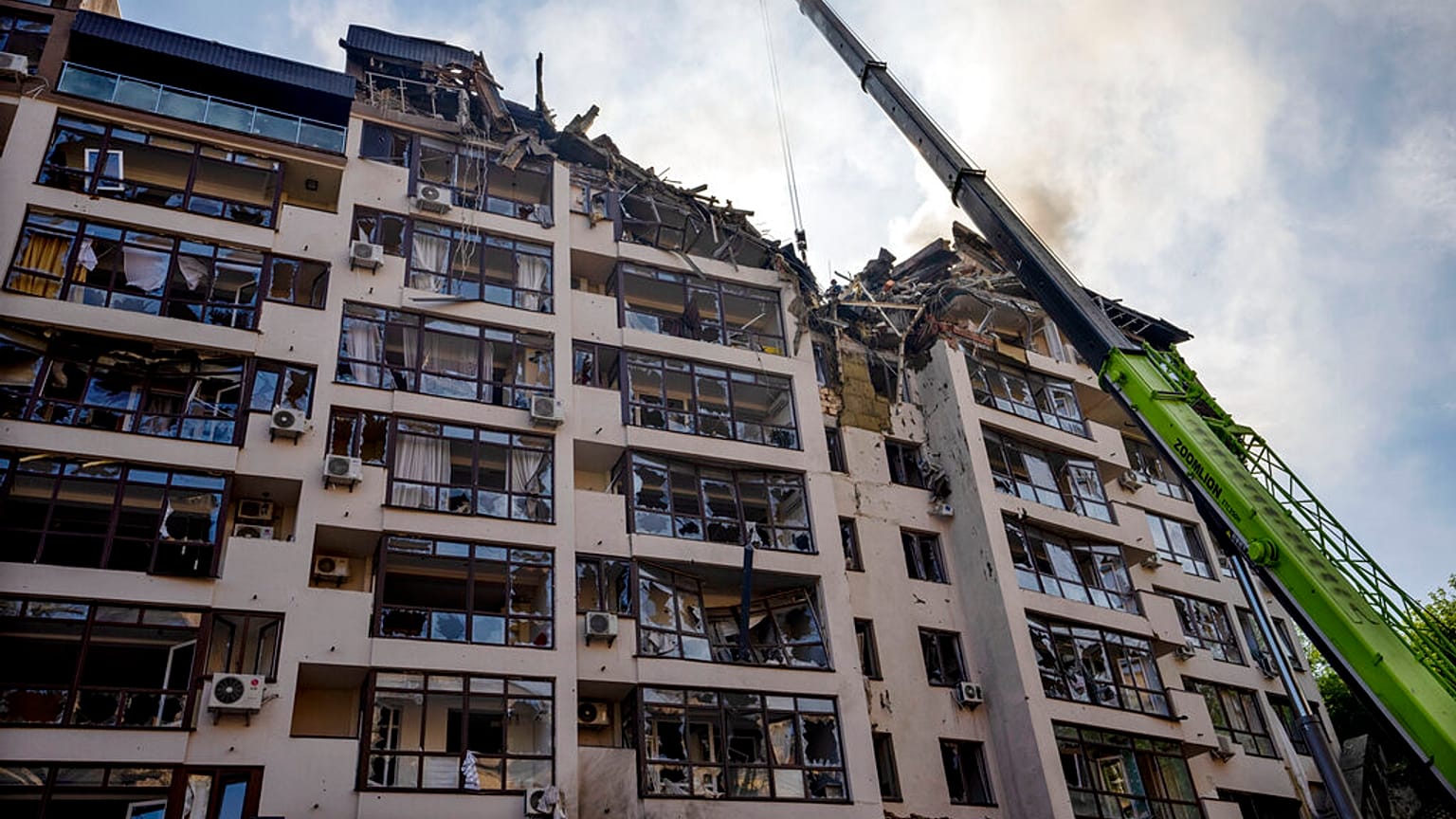 Edifício de nove andares ficou parcialmente destruído