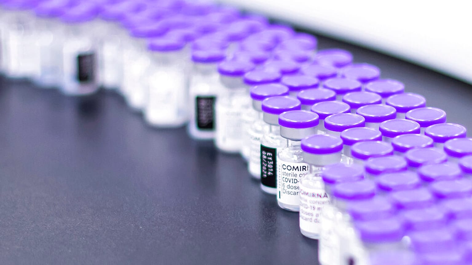 Pfizer-BioNTech, Omicron varyantına karşı aşı geliştirdi (arşiv)