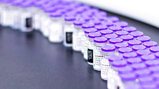 Pfizer-BioNTech, Omicron varyantına karşı aşı geliştirdi (arşiv)