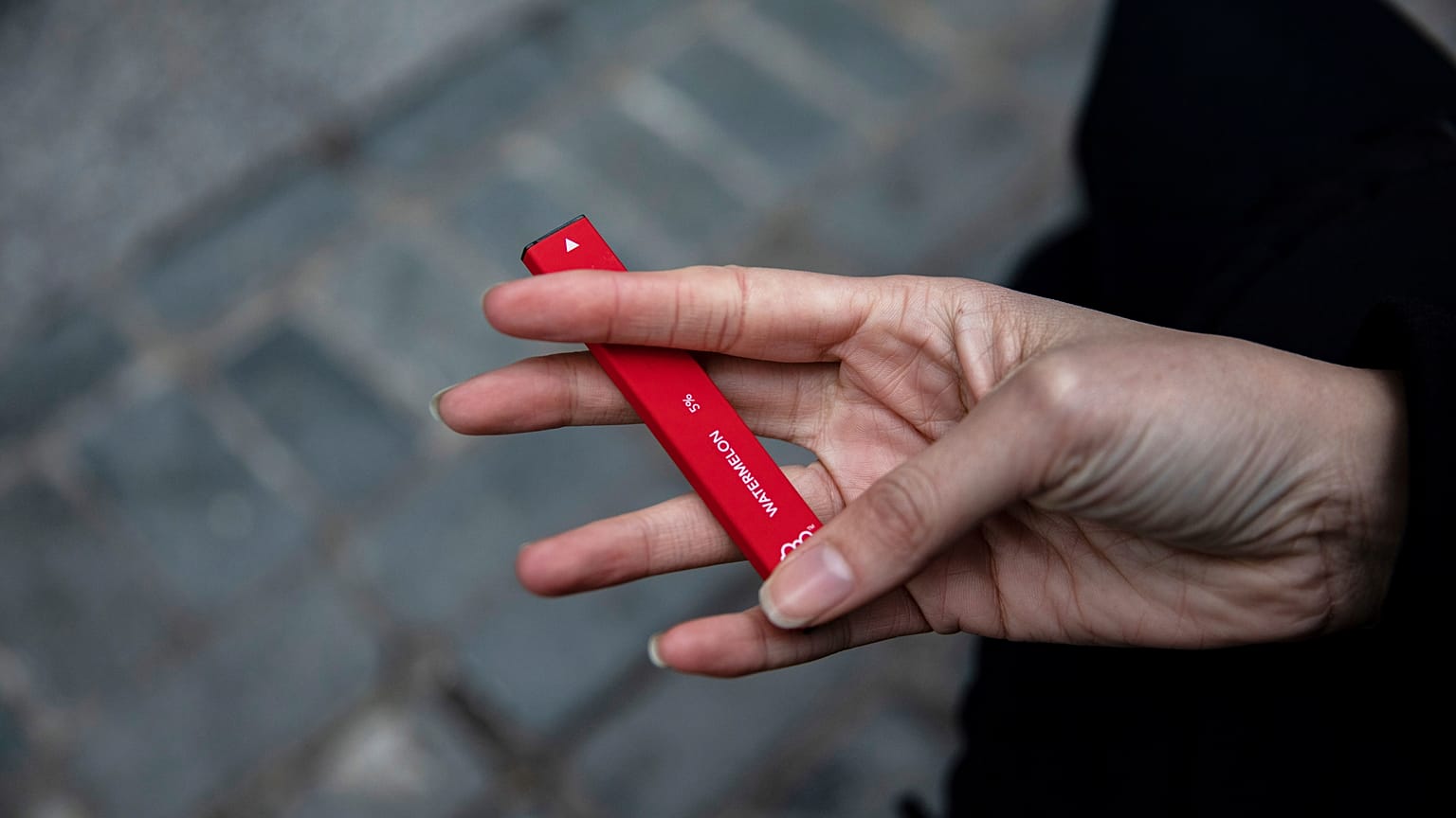 Une cigarette électronique jetable.