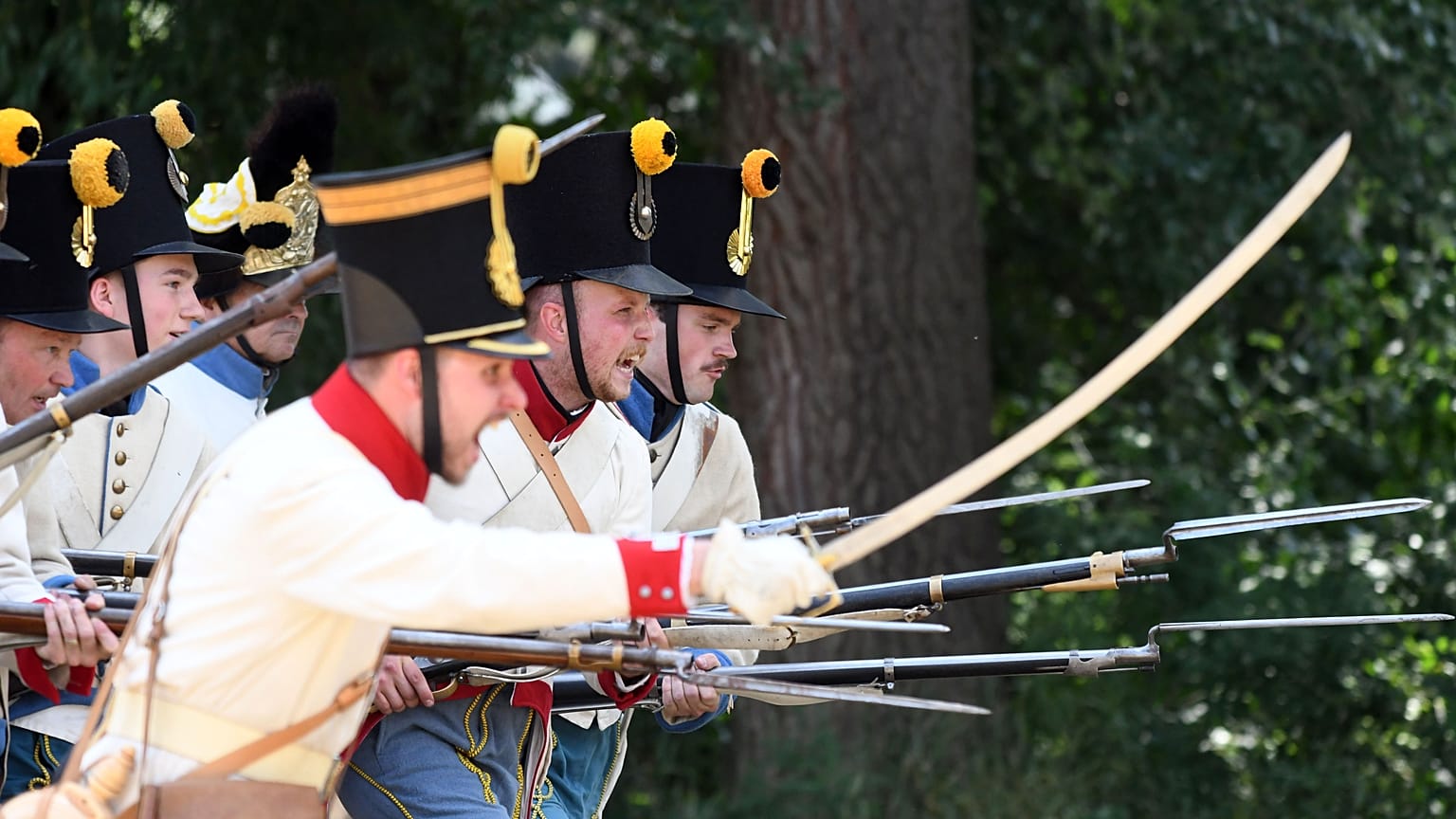 Hagyományőrzők elevenítették fel az 1849-es szolnoki csata egyes jeleneteit a Tisza-parton Szolnokon 2022. június 25-én,