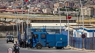 سيارة للشرطة المغربية بالقرب من الحدود مع إسبانيا عند جيب مليلية