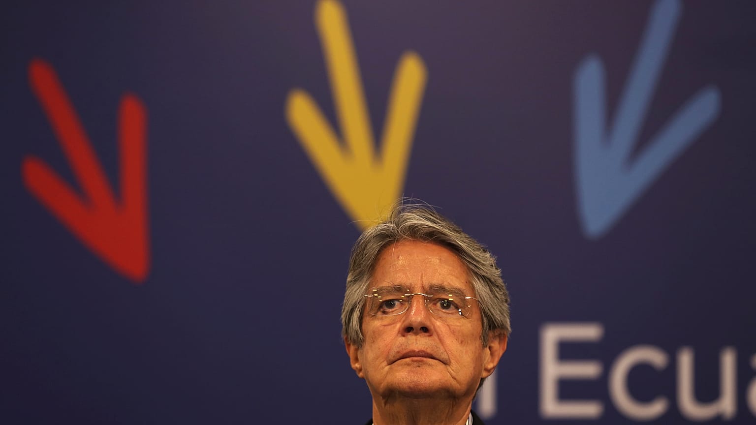 ARCHIVO - El presidente de Ecuador, Guillermo Lasso, asiste a una rueda de prensa, un día después de su victoria electoral, en Quito, Ecuador, el lunes 12 de abril de 2021. 