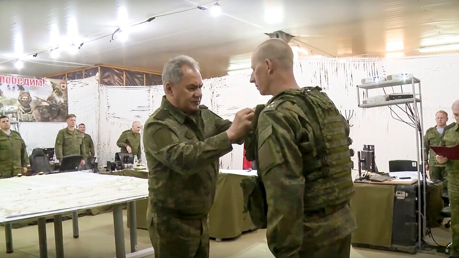 El ministro de Defensa ruso, Serguéi Shoigu, impone una medalla a un militar destacado en Ucrania