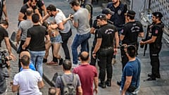 الشرطة التركية تعتقل متظاهرين مثليين حاولوا تنظيم مسيرة فخر للمثليين في وسط اسطنبول. أرشيف 2019