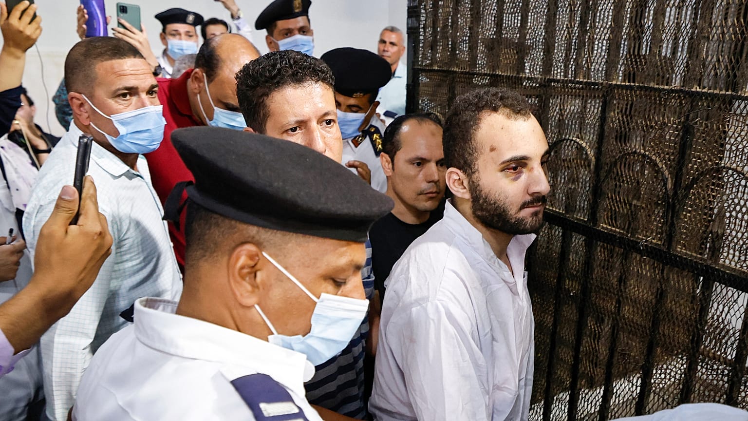 المصري محمد عادل، المشتبه به بقتل الطالبة بجامعة المنصورة نيرة أشرف في أول جلسة محاكمة له في محكمة المنصورة.