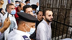 المصري محمد عادل، المشتبه به بقتل الطالبة بجامعة المنصورة نيرة أشرف في أول جلسة محاكمة له في محكمة المنصورة.