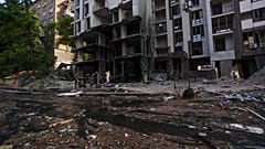 La zone résidentielle touchée par une frappe aérienne russe, à Kiev, le 26 juin 2022.