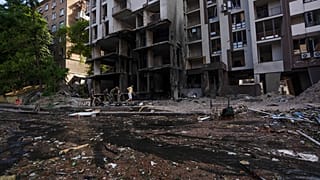 La zone résidentielle touchée par une frappe aérienne russe, à Kiev, le 26 juin 2022.