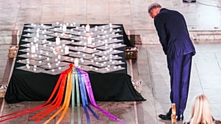 رئيس الوزراء النرويجي يوناس جار ستوره خلال قداس في كاتدرائية أوسلو بعد هجوم مسلح استهدف حانة مثليين الجنس السبت.