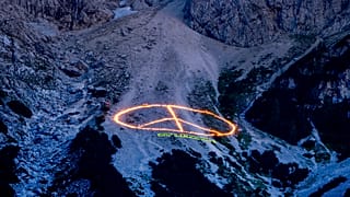 Une illumination nocturne menée par Greenpeace le 25 juin 2022 au-dessus d'Elmau, en Bavière, à la veille de l'ouverture du sommet du G7.